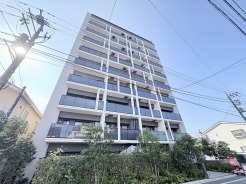 洗練された外観デザインと周囲の緑が調和し、都市の日常に安らぎをもたらす住まいです。