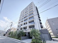 洗練されたフォルムが街並みに馴染み、端正な佇まいが日常に心地よい調和をもたらします。