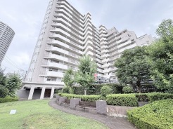 豊かな植栽が街並みに落ち着きをもたらし、調和の取れた佇まいが日々の暮らしを穏やかに包み込みます。