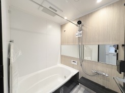 木目調の温かみとすっきりとした質感が調和し、心身をゆったりと解きほぐす穏やかなプライベート空間です。