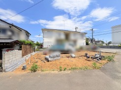 穏やかな青空の下、これからの暮らしを自由に描き出せる開放感のある広がりが魅力の敷地です。