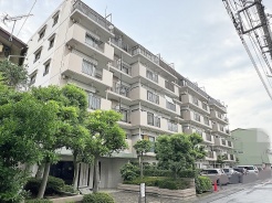 街の風景に穏やかに溶け込み、日々の暮らしに安心感をもたらす落ち着いた佇まいの外観です。