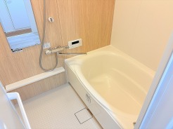 温かみのある木目調のデザインが心を落ち着かせ、一日の疲れを癒す穏やかな時間を演出します。