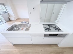 日々の暮らしに溶け込む、無駄のない洗練された意匠が心地よい調和を生み出す空間です。
