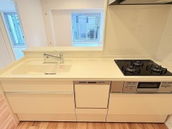無駄を削ぎ落とした洗練されたデザインが、日々の暮らしに心地よい調和と安らぎをもたらします。