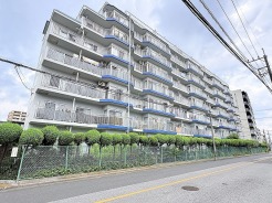 街並みに落ち着きをもたらす、風格と安定感のある佇まいが日常の安心感を演出します。