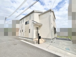 シンプルで清潔感のある外観デザインが、落ち着いた街並みに自然と馴染む佇まいです。