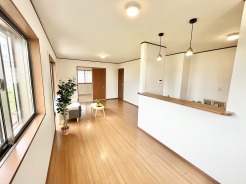 ゆとりある広がりを感じさせる空間は、日々の暮らしに穏やかな調和をもたらしてくれる落ち着いた佇まいです。