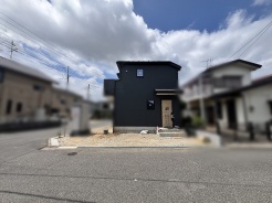 落ち着いた佇まいを見せる外観は、周囲の景観に静かに溶け込みながらも確かな存在感を放っています。