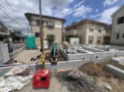 新しい暮らしの基盤となる確かな構造が、丁寧に一つずつ形づくられていく様子です。
