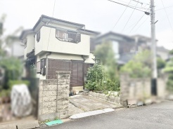 周囲の街並みと穏やかに調和し、日々の暮らしに静かな安らぎをもたらす落ち着きのある住まいです。