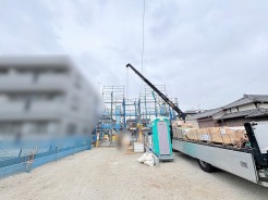 新たな暮らしの形が一つひとつ丁寧に積み上げられていく、建設現場の穏やかな景色です。