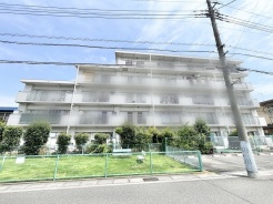 街並みに穏やかに溶け込み、日常の風景に安らぎを感じさせる健やかな住環境が整っています。