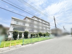 緑豊かな植栽が街並みに溶け込み、穏やかな時間が流れる落ち着いた住環境です。