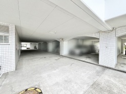 雨や日差しをしっかりと防ぎ、愛車を穏やかに守る落ち着いた佇まいの空間です。