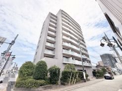洗練されたフォルムが街並みに馴染み、日常の風景に静かな調和をもたらす佇まい。