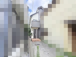 日々の暮らしに静かに寄り添う、落ち着きと気品を備えた佇まいが印象的な住まいです。