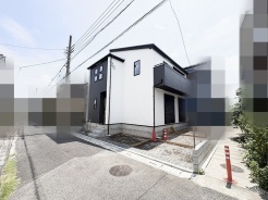 白と黒のコントラストが洗練された印象を与え、街並みに静かに馴染む佇まいです。