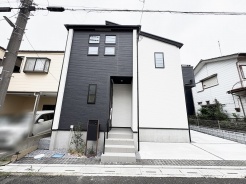 洗練されたモノトーンの色合いが美しい現代的な佇まいの外観です