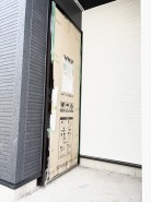 モノトーンのコントラストが洗練された印象を与え、住まいの顔となる場所として確かな重厚感を感じさせます。