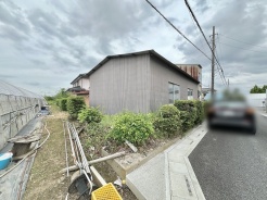 周囲の自然と静かに調和し、穏やかな時間の流れを感じさせる落ち着いた佇まいです。