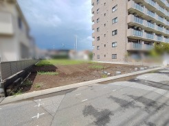 街並みに溶け込むフラットな敷地は、これからの暮らしを描くための落ち着いた基盤となり、ゆとりある空間設計を叶えるための可能性を静かに秘めています