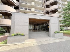 落ち着いた色調の石積み風の外壁が、日々の暮らしに安心感と品格をもたらす佇まいです。
