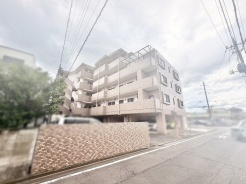 街の景観に穏やかに溶け込み、日常の安心感を感じさせる落ち着いた佇まいの外観です。