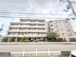 街並みに穏やかに溶け込み、確かな存在感と落ち着きを感じさせる佇まい。