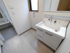 日々の身支度を清々しく整える、シンプルで清潔感のある空間が広がります。