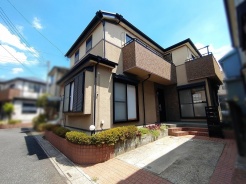 街並みに馴染む落ち着いた佇まいと、住まう人の暮らしを穏やかに包み込む安らぎの空間が広がっています。