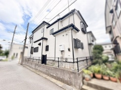 清潔感のあるホワイトの外観が、街並みに溶け込みながらも静かな存在感を放っています。