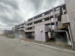 落ち着いた色調の外観が街並みに静かに溶け込み、日々の暮らしに安らぎをもたらす洗練された住まいです。
