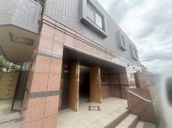 重厚な石造りの佇まいが風格を醸し出し、日々の帰宅を静かに迎えてくれる洗練されたエントランスです。