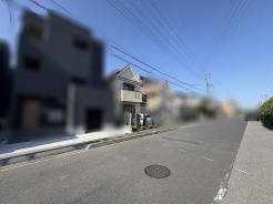 空が広く開放感のある街並みに、穏やかな住環境が整う落ち着いた住宅地です。