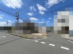 空が広く見渡せる開放感のある立地で、のびやかな暮らしの拠点として適した環境が整っています。
