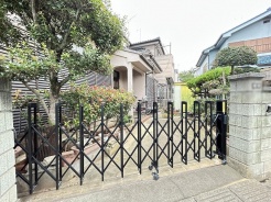 緑豊かな植栽と落ち着いた佇まいが日常に心地よい潤いをもたらすアプローチ