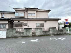 落ち着いた佇まいが周辺の街並みに溶け込む、穏やかな日常を予感させる佇まい。