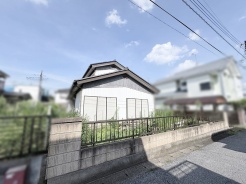 青空の下で穏やかな存在感を放つ佇まいが、日々の暮らしに心地よいゆとりと落ち着きをもたらしてくれます。
