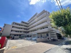 街並みに調和する端正な佇まいが、日々の暮らしに穏やかな安らぎをもたらします。