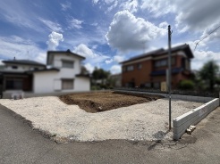 青空のもと、新しい暮らしの始まりを静かに予感させるゆとりある敷地です。