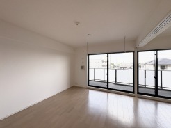 無駄のないシンプルな空間が、日々の暮らしに静かな安らぎをもたらしてくれる穏やかな佇まいです。