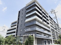 洗練されたフォルムと落ち着いた色調が、街並みに確かな存在感と風格をもたらします。