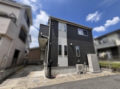 洗練されたコントラストの外観が、落ち着きのある街並みに静かな存在感を添えています。