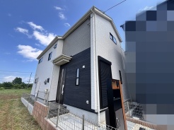 洗練されたモノトーンの外観が空の青色と調和し、現代的で落ち着いた佇まいを演出しています。