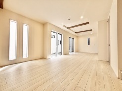 洗練された配色と天井の意匠が調和し、日々の暮らしに静かな充足感をもたらす広がりのある空間です。