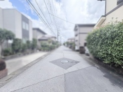 周囲の植栽が穏やかな彩りを添える、静けさと心地よい開放感に包まれた暮らしの舞台。