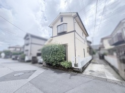 穏やかな街並みに馴染む、日々の暮らしに安らぎをもたらす落ち着いた佇まいの住まい。