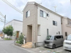 街並みに調和するシンプルで洗練された外観が、心地よい暮らしの始まりを予感させます。