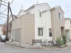 周辺環境と穏やかに調和する、親しみやすく落ち着きのある外観が日々の暮らしに安らぎを与えます。